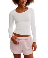 Top blanco de manga larga, textura suave y elástico con escote redondeado.