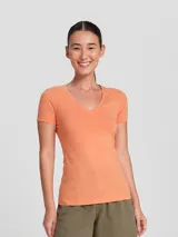 Remera celeste de corte clásico, con cuello en V y mangas cortas.