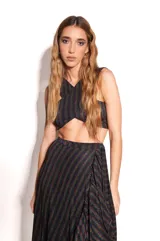 Top cruzado, confeccionado en tejido con sutil brillo multicolor. Diseño sin mangas con tiras anchas que se cruzan al frente y realzan la figura.