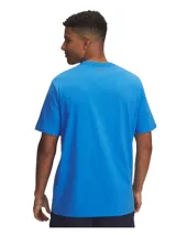 Remera azul de hombre marca Under Armour, con logo reflectante grande en el pecho. Tela ligera, suave y de secado rápido.