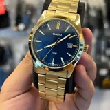 Reloj Casio dorado con esfera azul y detalles en dorado.