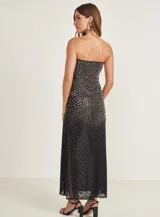 Vestido largo de fiesta, strapless, color negro con detalles de lentejuelas plateadas en la parte superior y falda con abertura lateral.