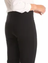 Pantalón recto negro de tiro alto, con cintura elastizada y faja interna. Presenta una pierna delantera pespuntada y un avío metálico con logo.