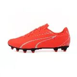 Championes de fútbol Puma Vitoria FG/AG color naranja con detalles plateados y suela negra con tapones.