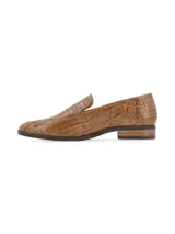 Mocasín plateado con estampado de cocodrilo, de cuero, con terminación en punta y remache metálico con logo de marca.