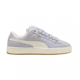 Championes Puma Suede XL color lila con detalles en blanco y suela color caramelo.