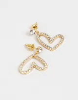 Par de aros colgantes dorados con forma de corazón, decorados con strass.