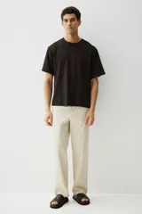 Remera negra de algodón pesado con textura waffle, cuello redondo ribeteado acanalado y corte estándar.