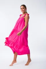 Vestido largo fucsia de algodón con breteles finos con volados y corte escalonado.