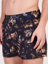 Bóxer de algodón blanco con estampado de flores pequeñas color celeste, con cintura elástica y logo de la marca en el centro.