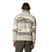 Buzo polar Columbia de hombre con estampado de camuflaje en tonos beige, gris y verde. Tiene cuello alto con cierre de botones a presión, bolsillo en el pecho con cierre de cremallera y logo de la marca bordado.