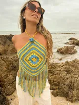 Top halter tejido al crochet con diseño de rombos en amarillo y celeste, con flecos en el ruedo.
