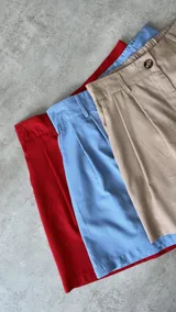 Short color beige de lino con elástico en la parte trasera.