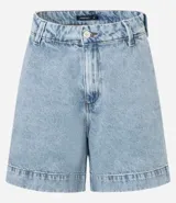 Short de jeans celeste con cintura alta, trabillas y bolsillos.