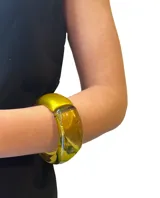Pulsera rígida de resina azul y gris translúcido.