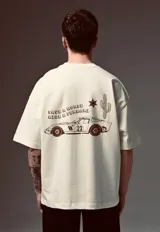 Remera color chocolate con estampado trasero de un auto, un cactus, una estrella de sheriff y la frase "Save a horse, ride a ferrari".