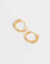 Aros argollas pequeñas bañadas en oro con incrustaciones de strass y cierre click.