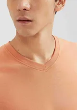 Camiseta gris oscuro de manga corta con cuello en V.