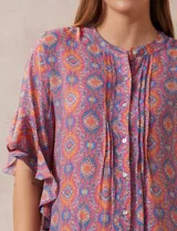 Blusa de gasa estampada con cuello a la base, abertura central con botones y mangas cortas con volados.