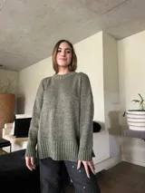 Buzo tejido en algodón con lurex, color crema, de silueta holgada y cuello redondo.