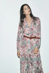 Vestido largo con estampado paisley multicolor, cuello solapa, escote en pico y mangas largas abullonadas. Incluye cinturón marrón.