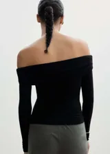 Camiseta azul marino de hombros descubiertos con cuello escotado, diseño entallado y mangas largas.