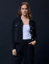 Campera liviana negra marca Ninety con abertura central con botones y bolsillos delanteros.
