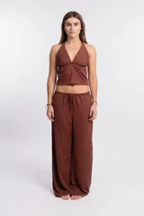 Top marrón de breteles finos y escote en V.