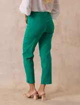 Pantalón verde esmeralda de gabardina elastizada, marca Zac & Rachel. Corte recto, pretina ancha pespunteada, bolsillos simulados y largo al tobillo.