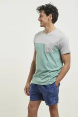 Remera de hombre con cuello en V, parte superior negra y parte inferior gris con bolsillo en el pecho.