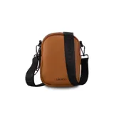 Bandolera de cuero sintético color negro, con doble cierre superior y correa de galón ajustable. Incluye un bolsillo interior de fácil acceso.