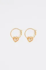 Par de aros dorados tipo argolla con dije colgante en forma de corazón con textura.