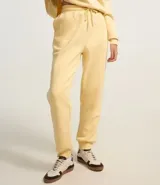 Pantalón jogger color amarillo claro, con cintura elástica y cordón de ajuste. Confeccionado en algodón con forro de polar.