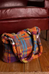 Bolso tote de hombro de corderito sintético con estampado a cuadros en tonos naranja, azul, verde y violeta. Forro de algodón a cuadros blancos y negros.