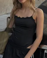 Body negro de lycra con breteles finos y escote con puntilla.