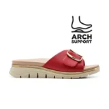 Sandalia casual de cuero sintético color rojo con hebilla dorada ajustable. Plataforma beige con detalle de línea dorada y plantilla anatómica con soporte de arco.