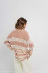 Sweater tejido calado a rayas horizontales anchas en color gris oscuro y crudo, con escote en V y corte recto.