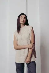 Chaleco de punto color beige con tejido texturizado y corte relajado, de sisa amplia.