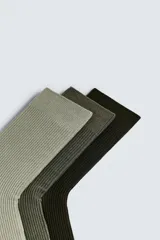 Pack de tres pares de calcetines de algodón en tonos verde oliva, verde musgo y verde oscuro.