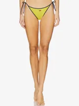 Bikini Diesel de lycra color amarillo con ribete negro y logo rojo en la parte delantera. La parte inferior es de corte clásico con lazos laterales.