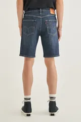 Bermuda de jean azul con lavado medio, corte recto y largo a la rodilla. Diseño clásico con bolsillos delanteros y traseros.