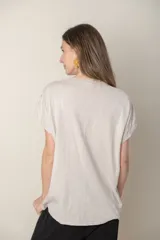 Remera verde con estampado de hojas en azul marino, de lino en el frente y algodón en la espalda.