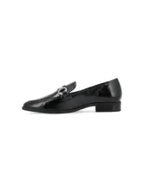 Zapato mocasín de cuero charol negro con detalle de hebilla plateada.
