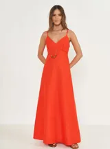 Vestido largo color rojo con breteles finos y escote en V.