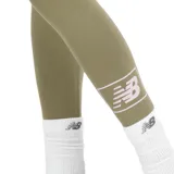 Pantalón ajustado de algodón y spandex en color verde, ideal para actividades deportivas.