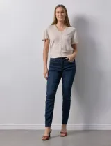 Jean elastizado de tiro medio, corte skinny, color celeste.