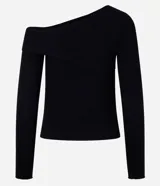 Blusa ajustada de punto acanalado color crema, con escote asimétrico de un solo hombro y manga larga.