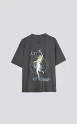 Remera gris melange de algodón premium con cuello redondo, calce oversize y estampa sublimada en el pecho con la leyenda "Tarot, Luna, El Mundo".