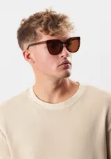 Gafas de sol Eco Shades modelo Mora, con montura cuadrada color marrón y lentes marrones. Fabricadas con materiales reciclados.