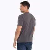 Remera gris de manga corta con logo de la marca Merrell estampado en el pecho.